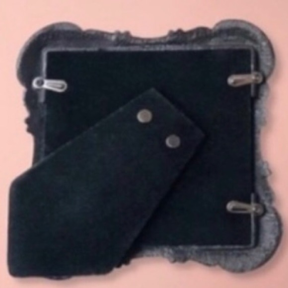 🔥 HOST PICK 🔥 Jeweled Arched Rosebud Stone Frame - Picture 2 of 2